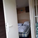 別荘 Stacaravan 4pers In Met Eigen Tuintje 2449